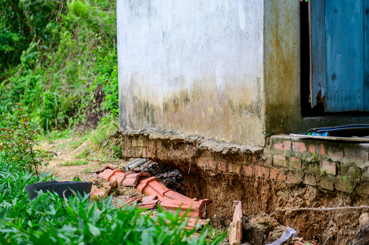 Hang loat ngoi nha nut toac, do sap vi nam sat mo dat set o Ha Long-Hinh-13