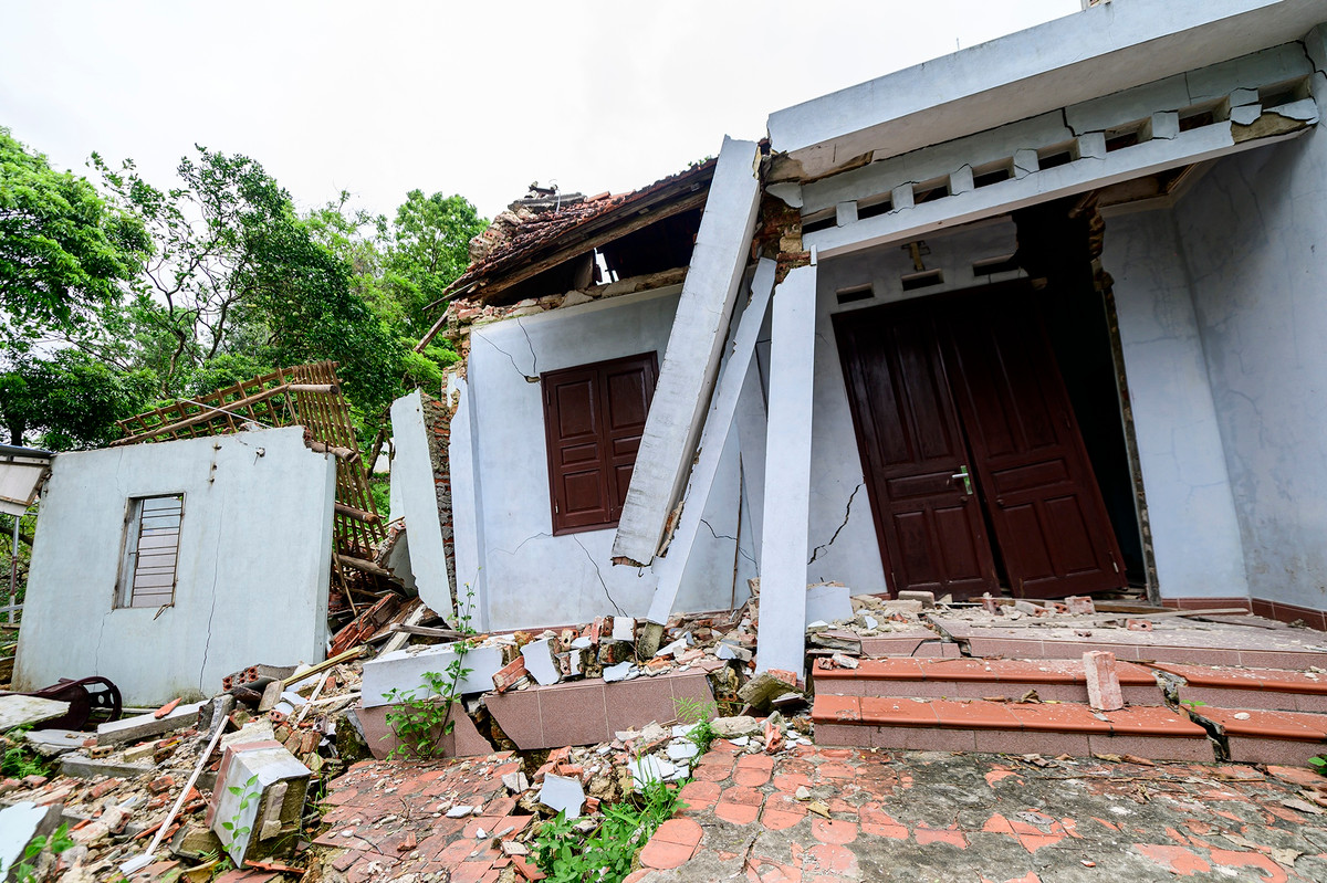 Hang loat ngoi nha nut toac, do sap vi nam sat mo dat set o Ha Long