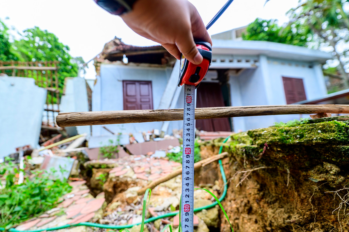 Hang loat ngoi nha nut toac, do sap vi nam sat mo dat set o Ha Long-Hinh-4