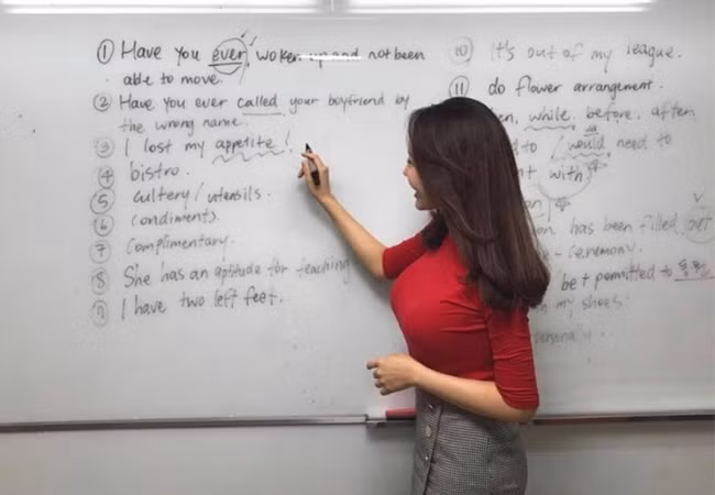 Jenny sinh năm 1992, là cô giáo dạy Anh văn nổi tiếng sau khi những hình ảnh dạy học của cô được đăng tải trên mạng xã hội. Hiện nay, Jenny đang là cô giáo dạy Toeic cơ bản tại trung tâm YBM, Jongno, Seoul. Ngoài ra, cô còn là giảng viên từng có kinh nghiệm giảng dạy nhiều năm tại học viện ngôn ngữ Kangnam Global. Đồng thời, cũng là trợ giảng của trung tâm ngoại ngữ West Moreton Angliacan, Kid's College và trường tiểu học Daejeon Geumseong.