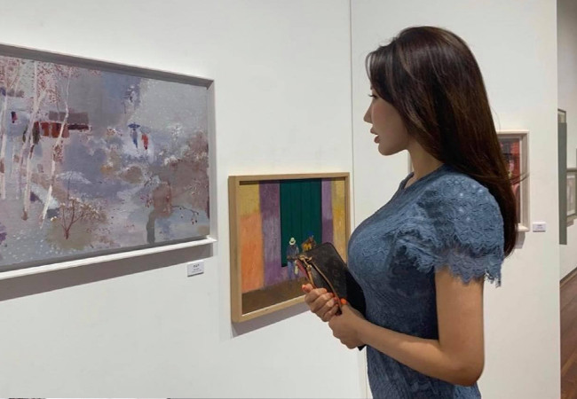 Chẳng cần hở bạo quá đà, nữ giảng viên vẫn ghi điểm trong mắt người nhìn nhờ gu mặc thanh lịch, phù hợp với hình ảnh của một cô giáo.