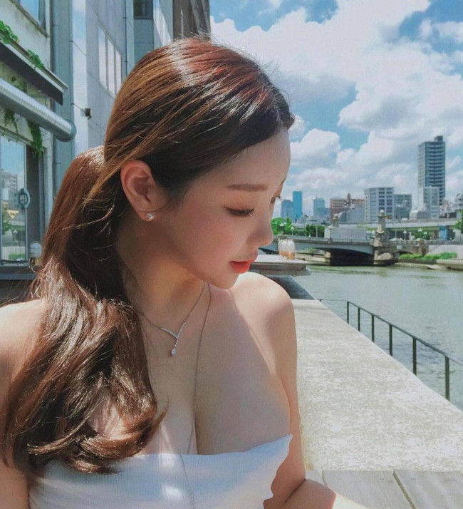 Khác xa với hình ảnh kín đáo khi đi dạy, ở ngoài đời, Jerry có gu thời trang gợi cảm, làm nổi bật vóc dáng tối đa. Cô yêu thích những thiết kế tôn vòng 1 như áo quây, váy 2 dây, áo khoét cổ sâu.