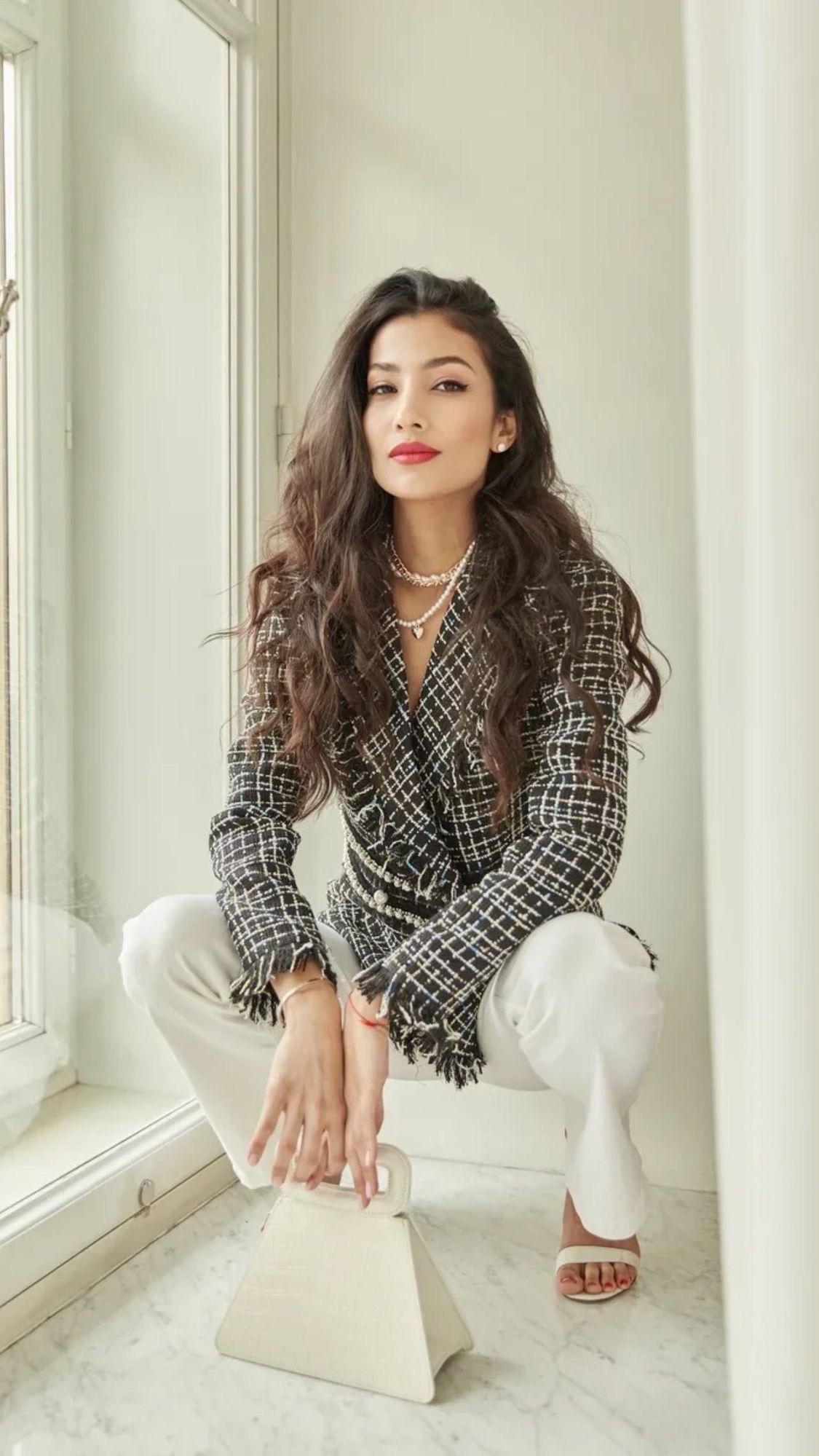 Tình mới của chiến lược gia người Đức là bà mẹ hai con người Brazil 35 tuổi, kém Tuchel 13 tuổi. Cô nàng là chủ sở hữu của công ty ở London đã từng được giới thiệu trên trang web Yummy Mummy UK.