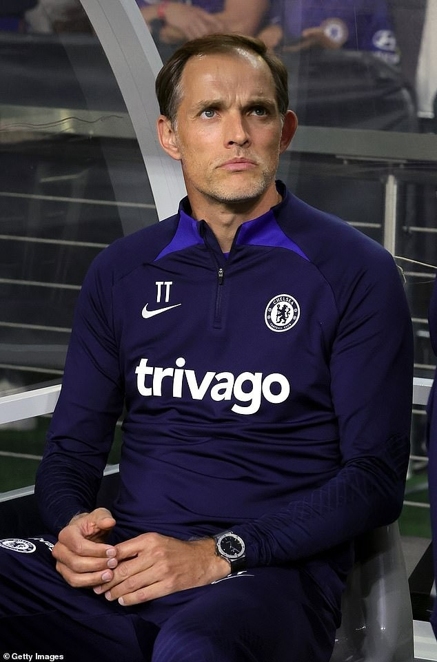 Thậm chí, theo nguồn tin từ trang Twitter chuyên thông tin về Chelsea cho hay: "Những ý tưởng của Thomas Tuchel không còn truyền tải được đến với đội bóng. Một số cầu thủ bàn tán về đời tư và việc Tuchel có bạn gái trẻ hơn như thế nào khi cuộc hôn nhân tan vỡ".