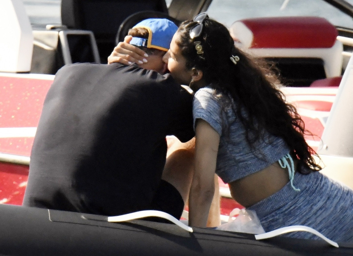 The Sun trích lời du khách: “Họ trông rất yêu nhau. Có lúc, Natalie đưa tay vòng ra sau cổ Thomas và hôn. Họ đi bơi, thư giãn trên bãi biển, ăn trưa trong nhà hàng của khách sạn và đi thuyền đến đảo Caprera”. Đến cuối ngày, Thomas Tuchel đưa bạn gái về khu biệt thự nghỉ dưỡng sang trọng có giá thuê lên tới 20.000 bảng Anh một đêm.