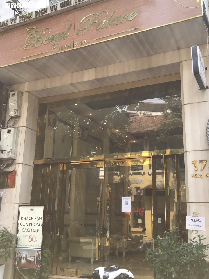 Một số ít khách sạn vẫn duy trì hoạt động nhưng lượng khách lẻ tẻ, chủ yếu là khách nội địa lưu trú ít ngày.