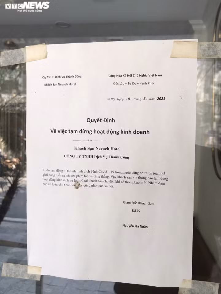 Tại nhiều khách sạn, tờ giấy thông báo dừng hoạt động vẫn chưa được dỡ bỏ.