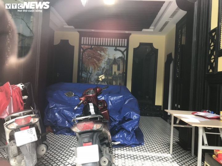 Bên trong một khách sạn trên phố Hàng Buồm, nội thất được phủ bạt, dường như chưa sẵn sàng khởi động để đón khách trở lại.