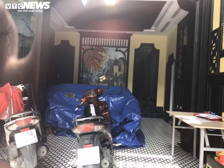 Bên trong một khách sạn trên phố Hàng Buồm, nội thất được phủ bạt, dường như chưa sẵn sàng khởi động để đón khách trở lại.