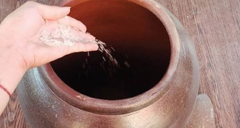  Thùng gạo rỗng. Thùng gạo là một vật dụng vô cùng quen thuộc trong gian bếp của mỗi người dân Việt, tượng trưng cho "kho lương" và sự no đủ của gia chủ. Vì vậy gia chủ nên cố gắng giữ cho hũ gạo được đầy.