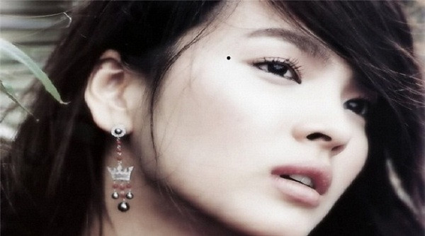 Nốt ruồi ở đuôi mắt. Người có nốt ruồi ở vị trí này sự nghiệp khó lòng thăng tiến như mong muốn. Với nữ giới nốt ruồi này còn biểu thị giữa chuyện tình cảm, không thuận lợi. Những người này khi yêu hay bị lừa gạt, nếu kết hôn thì vì một lý do nào đó hôn nhân dễ đổ gãy, dẫn tới sống cô độc khi về già. 