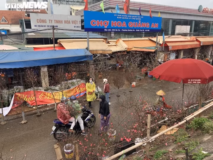 Với nhiều người Hà Nội, cúng rằm tháng Giêng không thể thiếu hoa đào. Chính vì thế, dịp rằm tháng Giêng hàng năm từ lâu đã được được coi như cái Tết thứ hai của người trồng đào Nhật Tân.