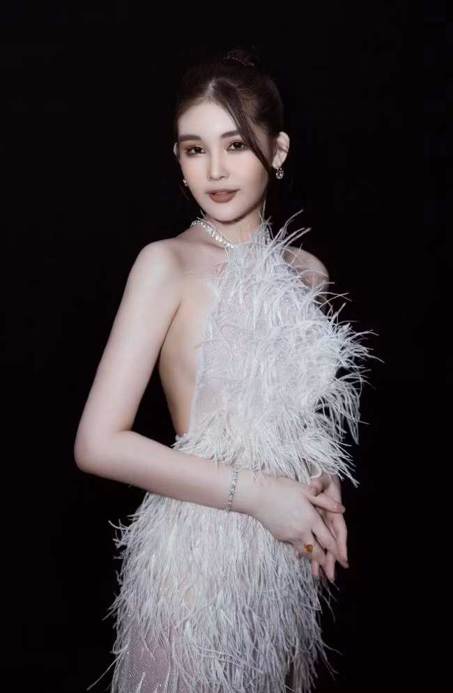 Thế nhưng, cô lại mắc phải những lỗi trang phục khi tham dự các sự kiện giải trí.