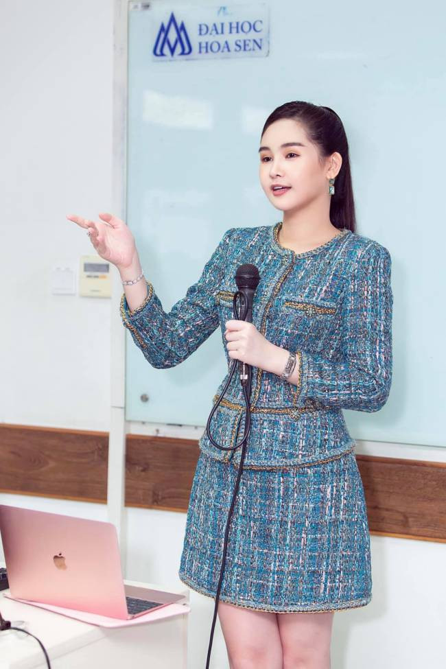 Trái ngược với Midu, từ khi trở thành giảng viên đại học, Lê Âu Ngân Anh hạn chế mặc gợi cảm.