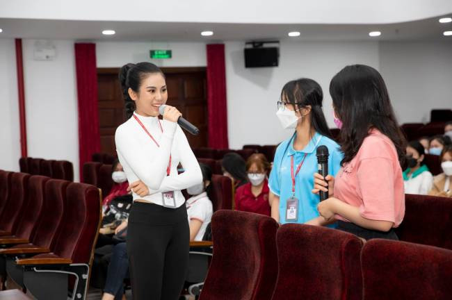 Khi lên lớp, cô chọn trang phục ôm dáng nhưng kín đáo và thể hiện được tinh thần thể thao.