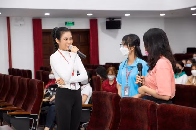 Khi lên lớp, cô chọn trang phục ôm dáng nhưng kín đáo và thể hiện được tinh thần thể thao.