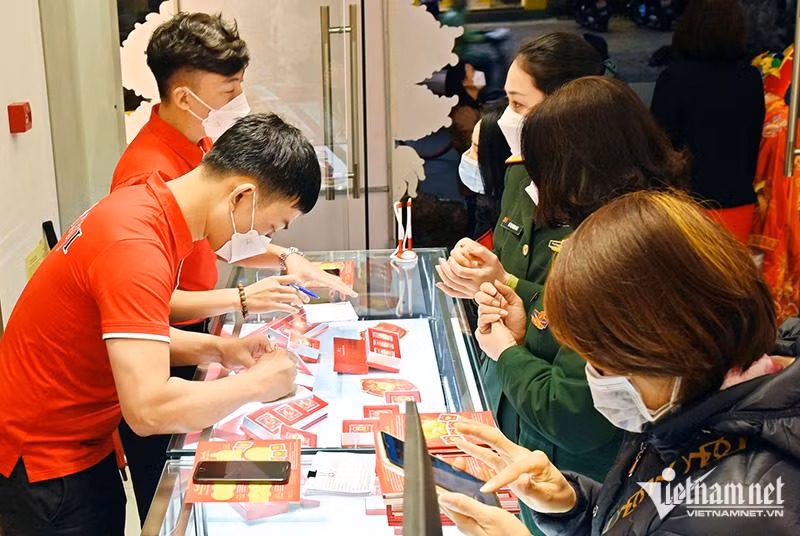 Gia vang hom nay 28/5: Noi lo giam bot, vang lap tuc tang gia