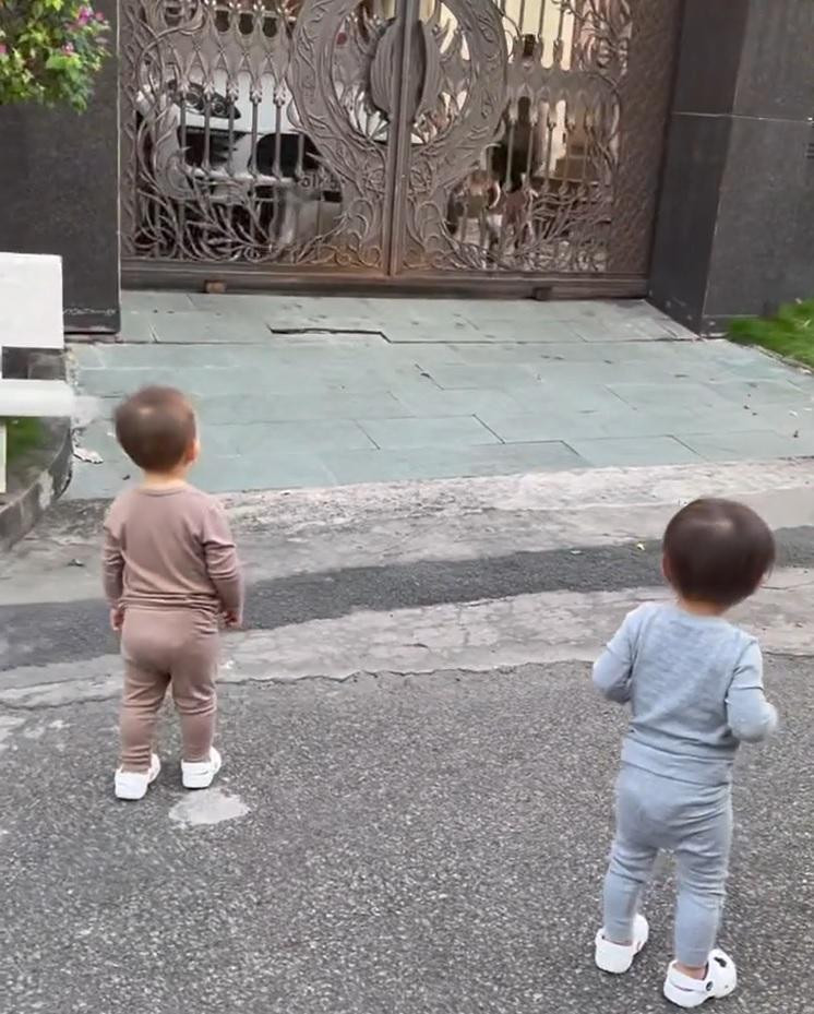 2 con Ho Ngoc Ha ngo nha hang xom, Lisa chuan 