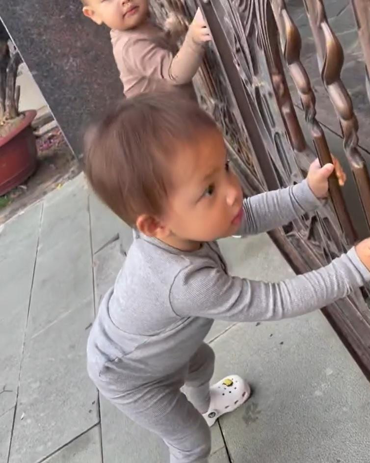 2 con Ho Ngoc Ha ngo nha hang xom, Lisa chuan 