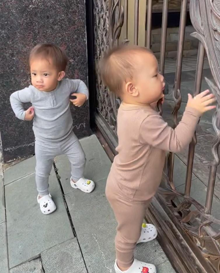 2 con Ho Ngoc Ha ngo nha hang xom, Lisa chuan 