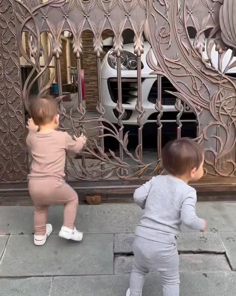 2 con Ho Ngoc Ha ngo nha hang xom, Lisa chuan 