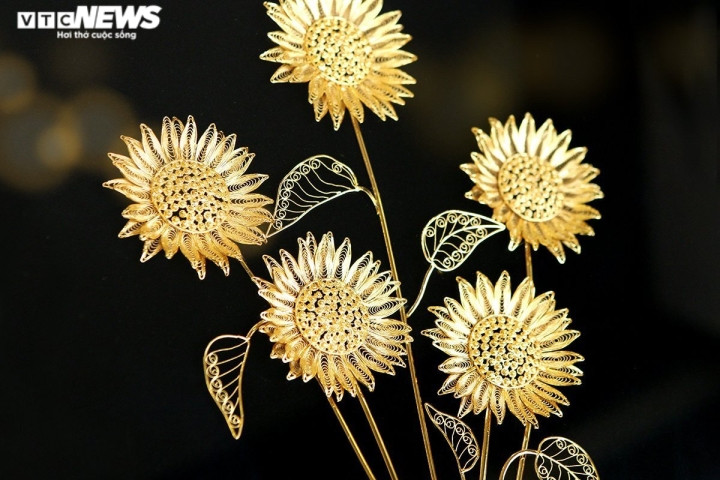 Đại diện đơn vị này cho biết, khách mua chủ yếu là những người có thu nhập cao hoặc doanh nghiệp chọn làm quà cho đối tác, nhân viên nữ. Tuy nhiên, để có những mẫu tranh ưng ý, khách phải đặt hàng trước cả tháng trời.