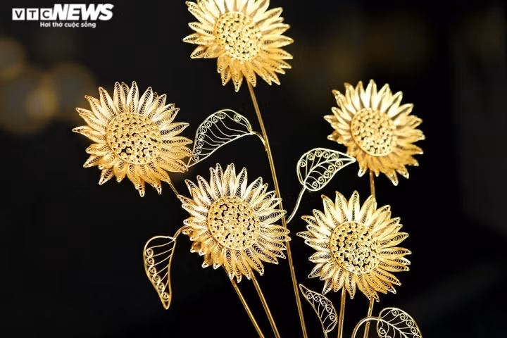 Đại diện đơn vị này cho biết, khách mua chủ yếu là những người có thu nhập cao hoặc doanh nghiệp chọn làm quà cho đối tác, nhân viên nữ. Tuy nhiên, để có những mẫu tranh ưng ý, khách phải đặt hàng trước cả tháng trời.