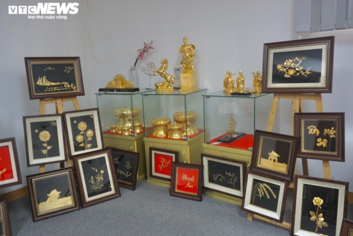 Chỉ trong dịp 8/3, cửa hàng đã bán ra thị trường 6-8 bức kích cỡ khác nhau. Xưởng thi công đã làm việc cả đêm để kịp trả hàng vào đúng ngày 8/3.