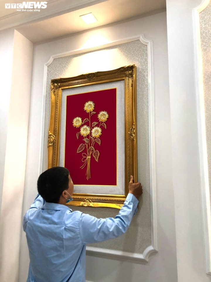 Đặc biệt, doanh nghiệp này còn tung ra sản phẩm tranh hoa hướng dương kích thước chiều rộng 34cm, chiều cao 66cm, giá 55 triệu đồng. Hiện, đã có khách đặt mua "siêu phẩm" này.