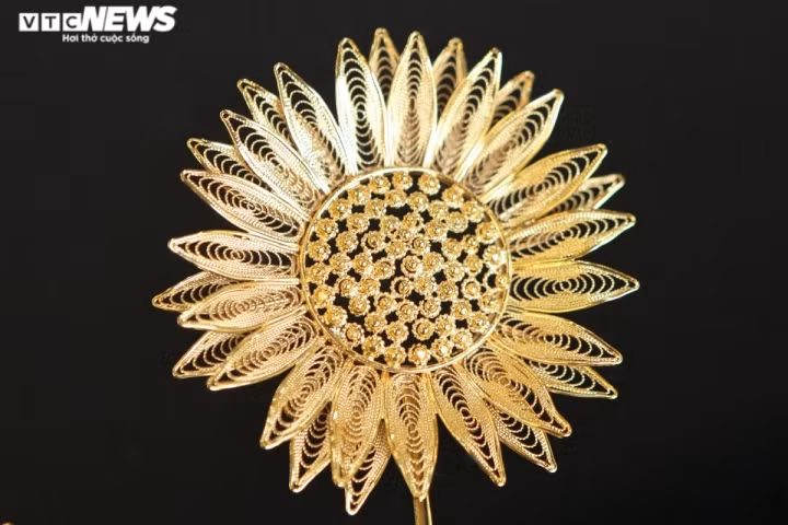 Anh Hoàng An, quản lý cửa hàng này cho biết, sản phẩm tranh hoa hướng dương đẹp tinh tế, mạ vàng và mức giá "chấp nhận được". Bên cạnh đó, sản phẩm rất đặc biệt trong năm nay, không đụng hàng nên người được tặng chắc chắn sẽ hài lòng.