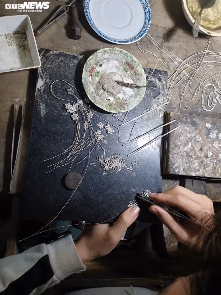 Theo các nghệ nhân, để hoàn thành một tác phẩm tranh mạ vàng cầu kỳ, phải trải qua các công đoạn từ in khuôn hoa, phủ vàng đến trang trí các chi tiết tỉ mỉ trên bức tranh...Một người thợ kim hoàn điêu luyện phải làm việc liên tục trong vòng 15-20 ngày.