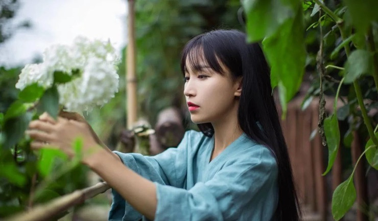 Năm 14 tuổi, cô lên thành phố làm việc rồi trở về nhà khi bà đổ bệnh hồi năm 2012. Lý Tử Thất mở cửa hàng online và quay các clip ngắn về cuộc sống, cách tạo ra sản phẩm, phong cảnh làng quê hút hàng triệu khán giả trên khắp thế giới.