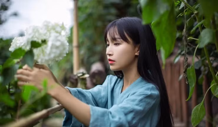 Năm 14 tuổi, cô lên thành phố làm việc rồi trở về nhà khi bà đổ bệnh hồi năm 2012. Lý Tử Thất mở cửa hàng online và quay các clip ngắn về cuộc sống, cách tạo ra sản phẩm, phong cảnh làng quê hút hàng triệu khán giả trên khắp thế giới.