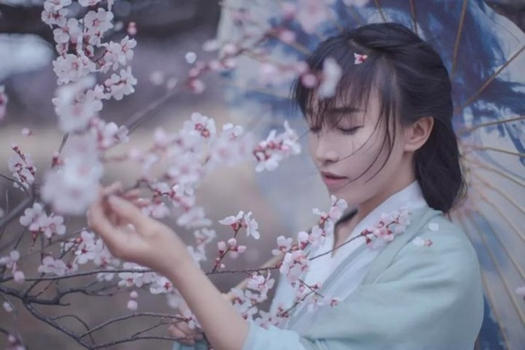 Lý Tử Thất sinh năm 1990, cô sống với bà ngoại tại vùng nông thôn ở Tứ xuyên Trung Quốc.