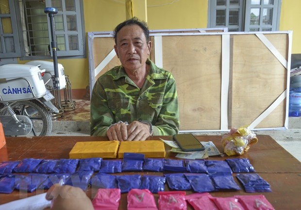 Bat giu doi tuong van chuyen 2 banh heroin, 6.000 vien ma tuy tong hop