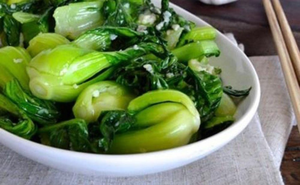 Xào rau thêm nước lạnh hay nước nóng? Đầu bếp tiết lộ sự thật bất ngờ ảnh 1