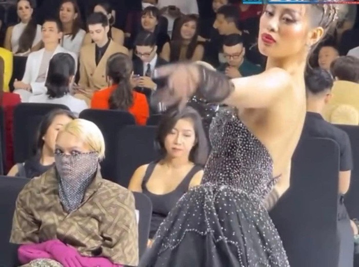 Tro lo cua Tiktoker tai show thoi trang: Pham Thoai hoa ma nu, Le Bong catwalk bi che-Hinh-3