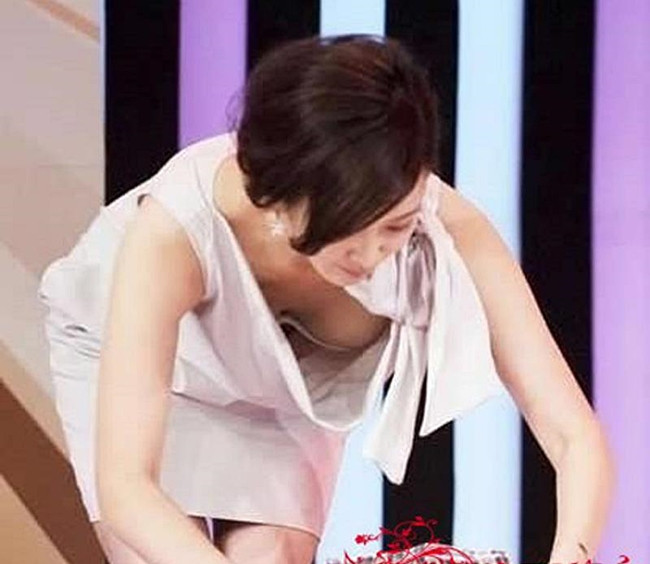 Những trang phục thiếu an toàn dẫn đến những tình huống phản chủ ngay trên sóng.