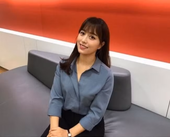 Từng có trường hợp MC "thả rông" khi dẫn sóng. Mặc dù không lộ liễu và có mục đích ủng hộ phong trào "không nội y" nhưng cô vẫn bị chê trách.