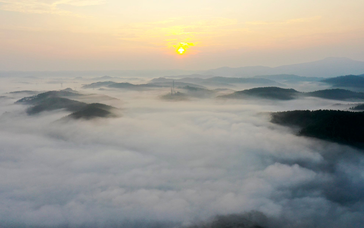 Núi rừng lẩn khuất trong mây ngàn tạo cảnh quan kỳ thú Măng Đen trong ngày mới.