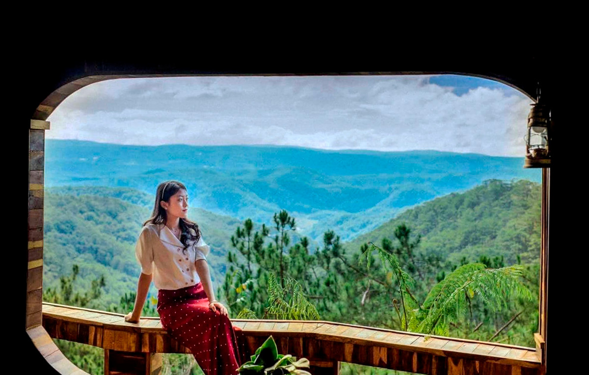 Chị Mỹ Hạnh (ngụ Hà Nội) được bạn bè giới thiệu về Măng Đen từ lâu nhưng tháng 3 mới có dịp đến thăm mảnh đất này. "Tôi đặc biệt ấn tượng với vẻ đẹp thiên nhiên hoang sơ và khoảnh khắc đón ngày mới bên thung lũng mây trắng xóa nơi đây", nữ du khách nói.