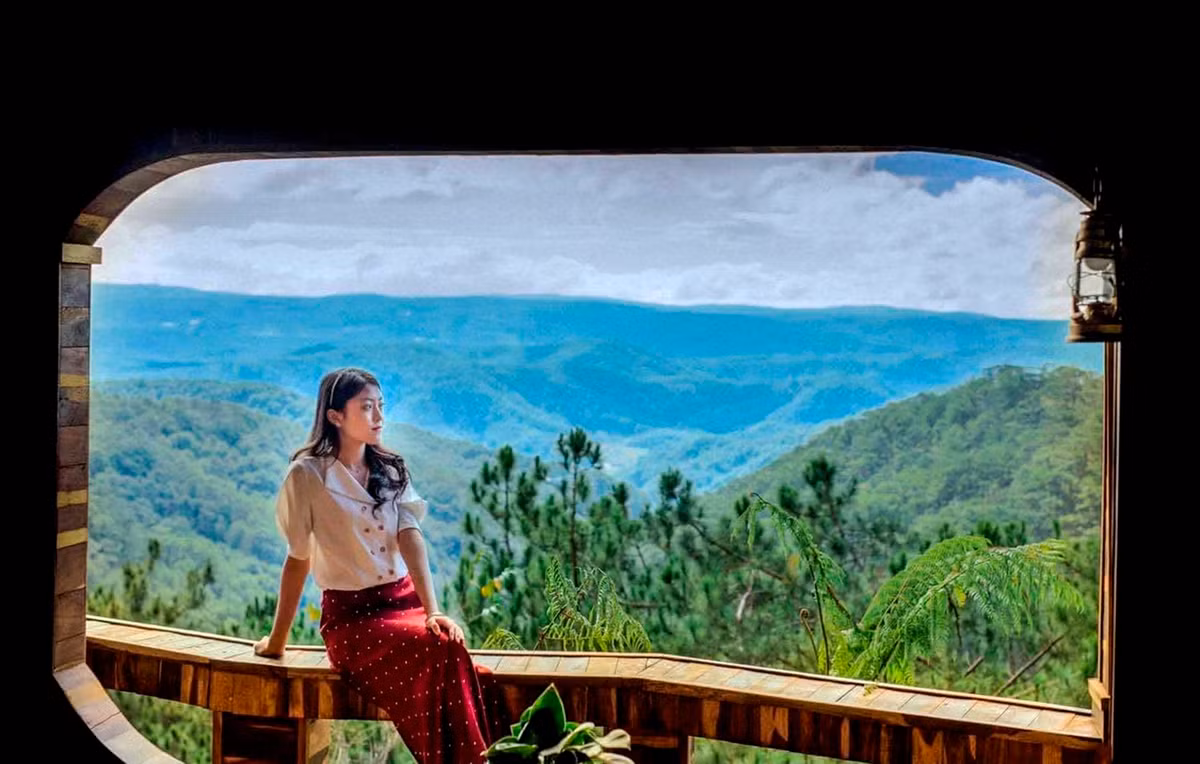 Chị Mỹ Hạnh (ngụ Hà Nội) được bạn bè giới thiệu về Măng Đen từ lâu nhưng tháng 3 mới có dịp đến thăm mảnh đất này. "Tôi đặc biệt ấn tượng với vẻ đẹp thiên nhiên hoang sơ và khoảnh khắc đón ngày mới bên thung lũng mây trắng xóa nơi đây", nữ du khách nói.