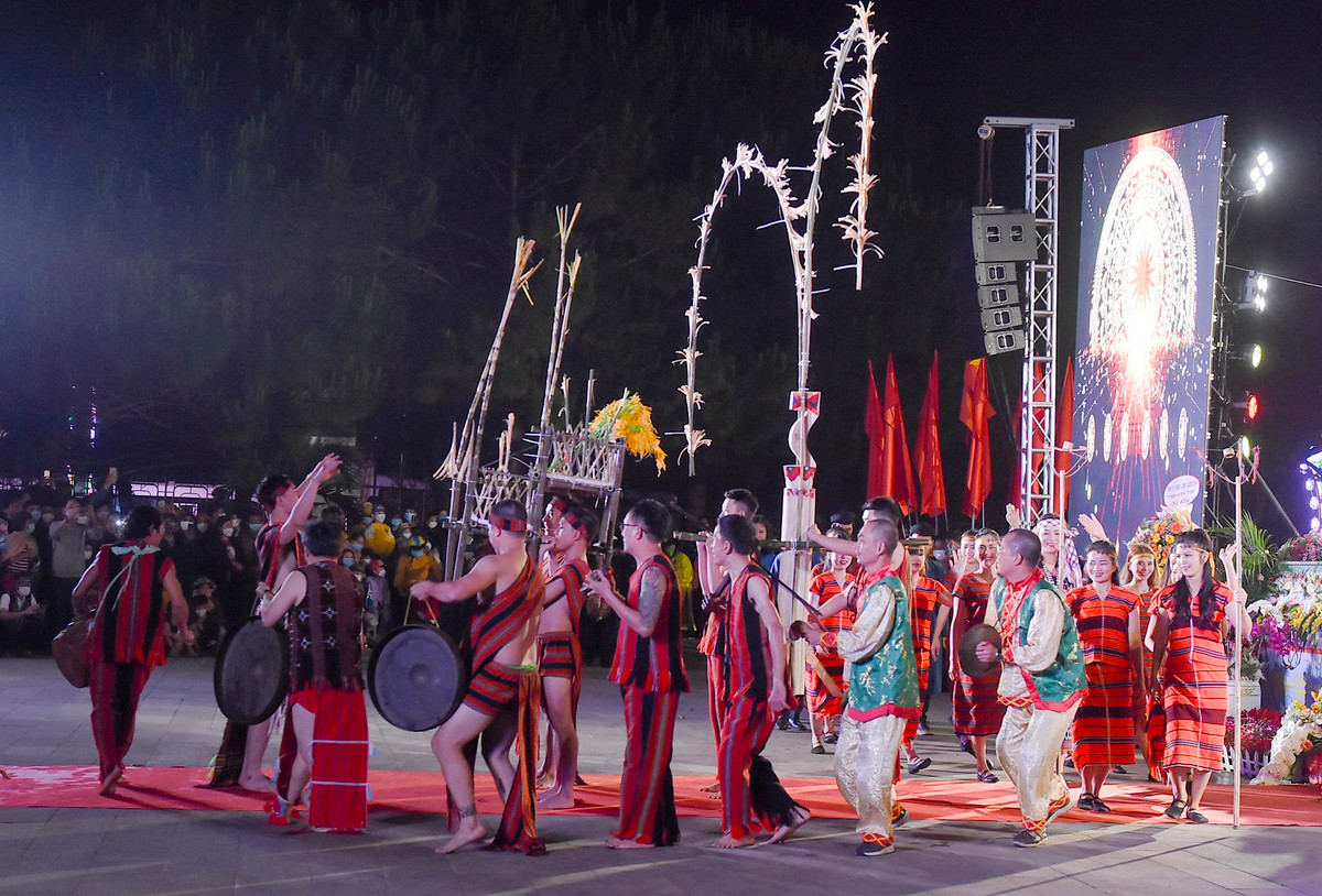 Từ ngày 16/3 đến 19/3, du khách đến Măng Đen còn được giao lưu văn hóa tại Liên hoan Diễn xướng dân gian văn hóa các dân tộc khu vực Trường Sơn - Tây Nguyên lần 3. Tại Liên hoan, các nghệ nhân đến từ 19 tỉnh, thành phố trên cả nước biểu diễn dân ca, dân vũ, trình diễn nhạc cụ dân tộc truyền thống, cồng chiêng Tây Nguyên và các hoạt động thể thao, sinh hoạt văn hóa ẩm thực hấp dẫn du khách.