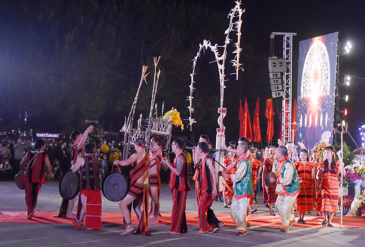 Từ ngày 16/3 đến 19/3, du khách đến Măng Đen còn được giao lưu văn hóa tại Liên hoan Diễn xướng dân gian văn hóa các dân tộc khu vực Trường Sơn - Tây Nguyên lần 3. Tại Liên hoan, các nghệ nhân đến từ 19 tỉnh, thành phố trên cả nước biểu diễn dân ca, dân vũ, trình diễn nhạc cụ dân tộc truyền thống, cồng chiêng Tây Nguyên và các hoạt động thể thao, sinh hoạt văn hóa ẩm thực hấp dẫn du khách.