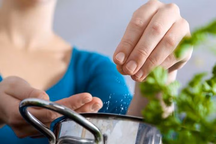 Nau canh bo nuoc mam la dai: 5 sai lam khi dung gia vi khien ban ruoc benh