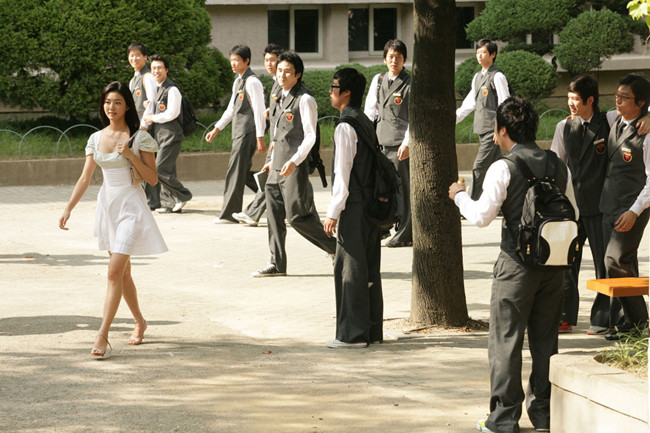 Vai diễn cô giáo xinh đẹp gợi cảm khiến học sinh nam không rời mắt khi xuất hiện ở sân trường đã mang lại dấu ấn sự nghiệp diễn xuất cho Kim Sa Rang.