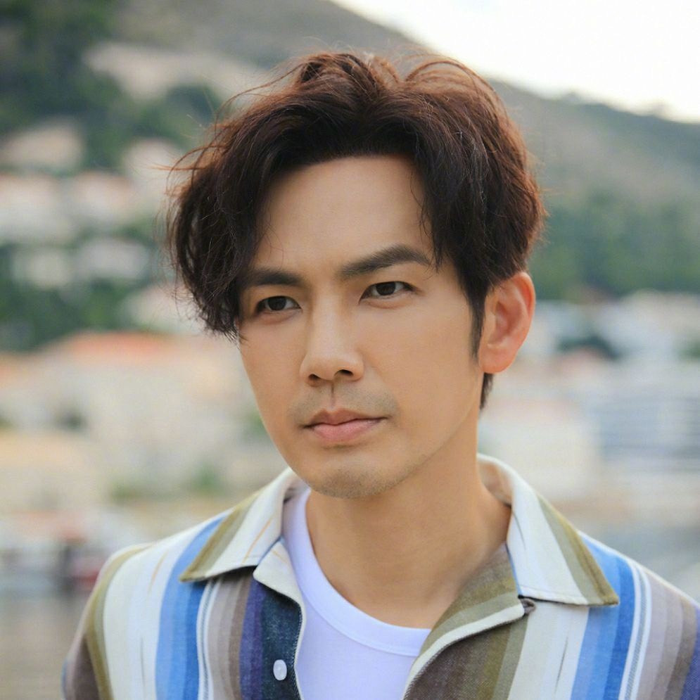 Viên Băng Nghiên đóng chính với Chung Hán Lương trong Khuynh Thành diệc Thanh Hoan. Dự án được chú ý vì sự kết hợp chênh lệch nhau đến 17 tuổi giữa hai diễn viên. Phim bước vào giai đoạn tuyên truyền từ đầu năm nay. Trong phim, Chung Hán Lương đóng vai chiến thần Chiến Khuynh Thành, còn Viên Băng Nghiên vào vai nữ y Thanh Hoan tài giỏi, hết lòng hành hiệp trượng nghĩa.