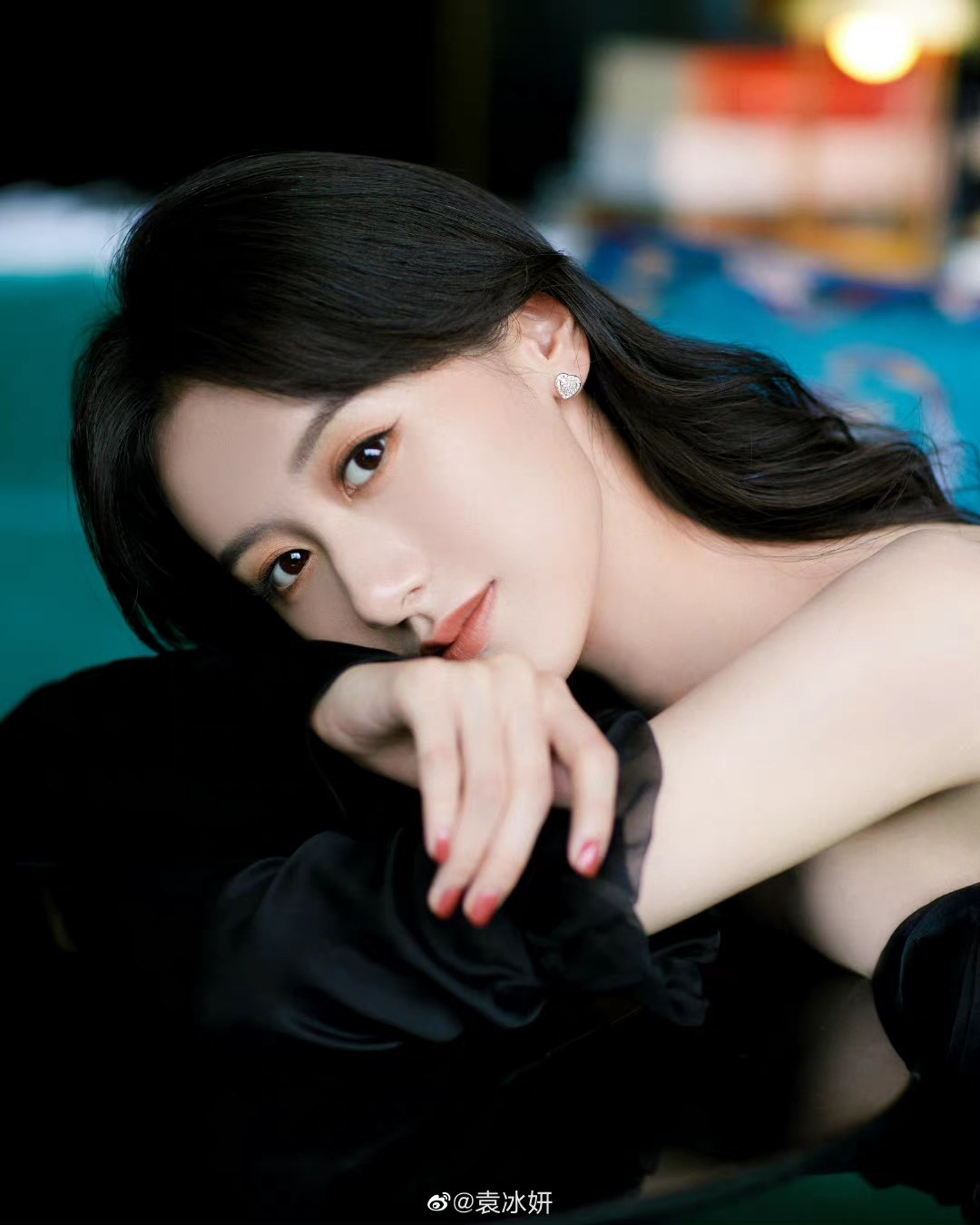 Viên Băng Nghiên hiện quay phim Hồ yêu Tiểu Hồng Nương: Nguyệt hồng cùng Dương Mịch, Cung Tuấn, Chúc Tự Đan. Cô đóng vai phụ Đồ Sơn Nhã Nhã. Với việc vướng tai tiếng nghiêm trọng ngay khi mới gia nhập đoàn phim, Viên Băng Nghiên được cho là sẽ bị loại khỏi dự án để tránh tổn thất. Hồ yêu Tiểu Hồng Nương: Nguyệt hồng là tác phẩm được đầu tư lớn.