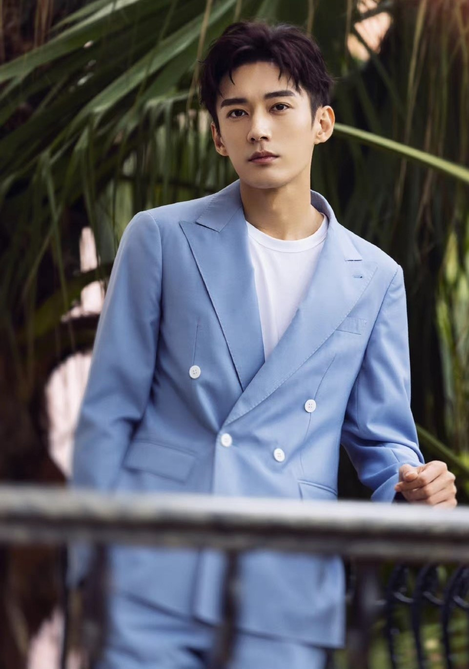 Ngoài ra, cô còn có phim Mùa hoa rơi gặp lại chàng, hợp tác với Lưu Học Nghĩa. Tác phẩm là "át chủ bài", được đầu tư chi phí cao của đài Mango TV. Phim có nội dung xoay quanh mối duyên nợ ba kiếp trắc trở của tiểu yêu Hồng Ngưng (Viên Băng Nghiên) và Thượng thần Cẩm Tú (Lưu Học Nghĩa).