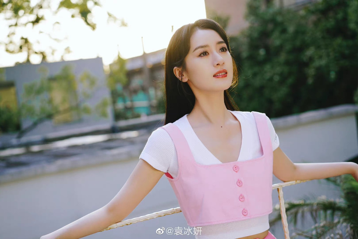 Chỉ sau 2 tiếng, Viên Băng Nghiên mất toàn bộ hợp đồng quảng cáo với các thương hiệu danh tiếng thế giới. Truyền thông Trung Quốc cho biết nữ diễn viên nhận án phạt cấm sóng ngầm.